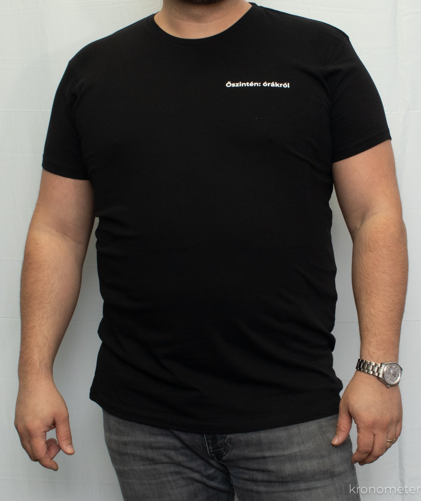 Viktor 185 centi magas, 122kg, 3XL-es pólót visel.