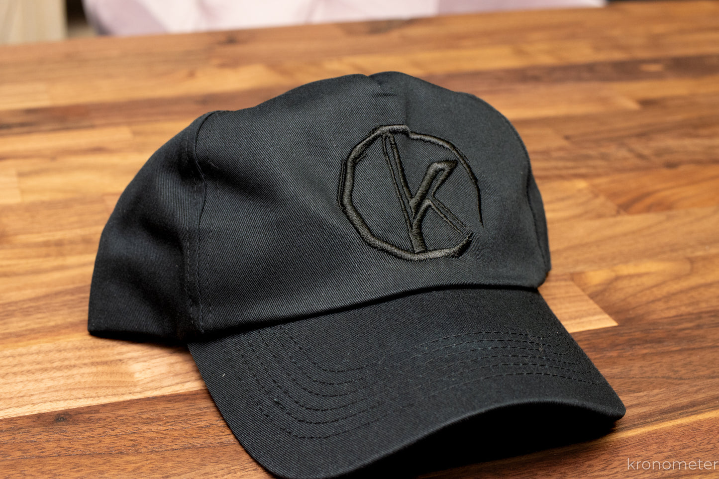 fekete, nem világítós