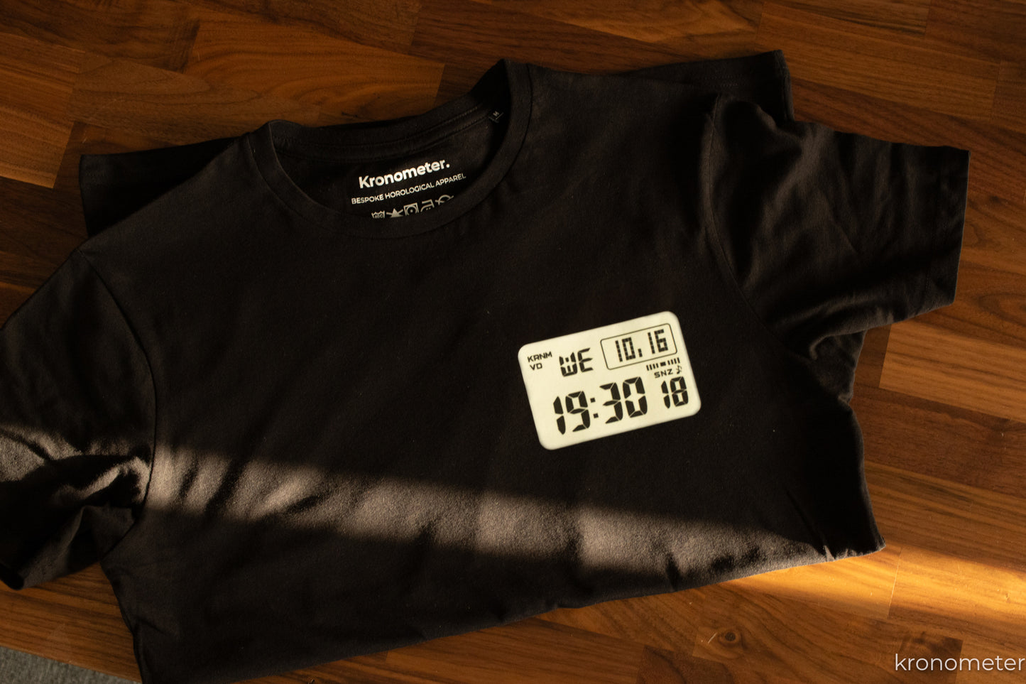 Világítós G-Shock dizájn póló (CLEAN) - előrendelés