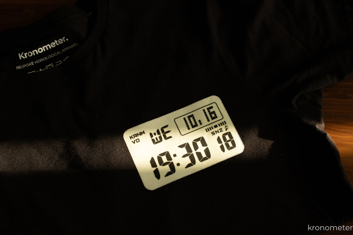 Világítós G-Shock dizájn póló (CLEAN) - előrendelés